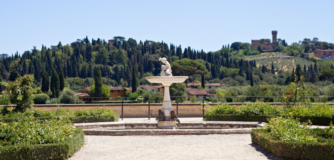 Eine gepflegte Parkanlage mit einem Brunnen in der Mitte
