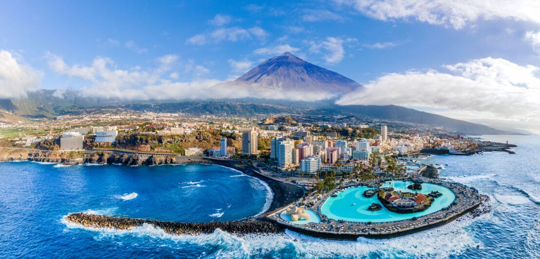Panorama von Puerto de la Cruz am Meer mit Vulkanberg im Hintergrund