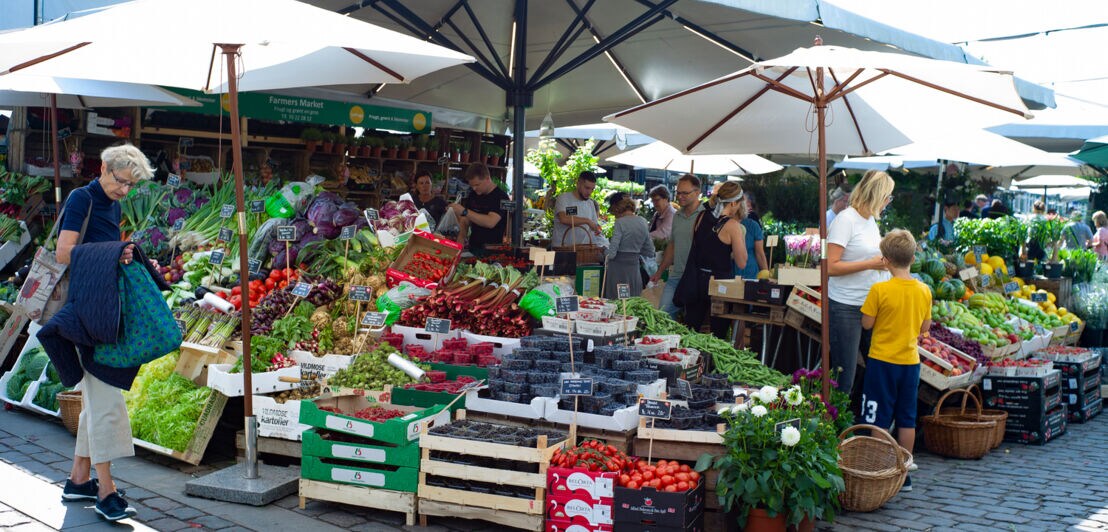 Ein Marktstand mit Obst und Gemüse