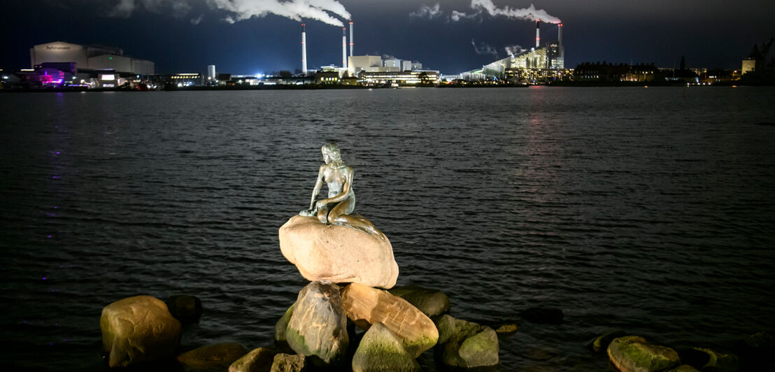 Skulptur der Kleinen Meerjungfrau bei Nacht