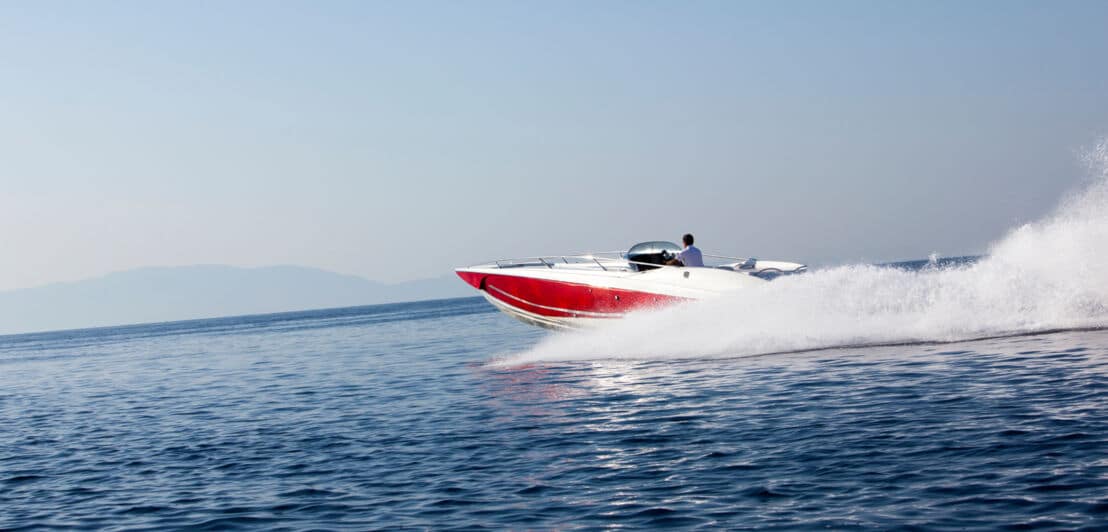 Luxus-Schnellboot rast über das Meer