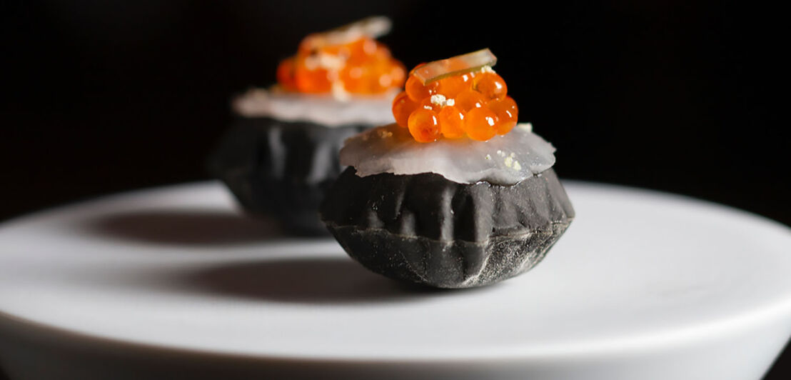 Nahaufnahme einer exquisiten Vorspeise mit rotem Kaviar