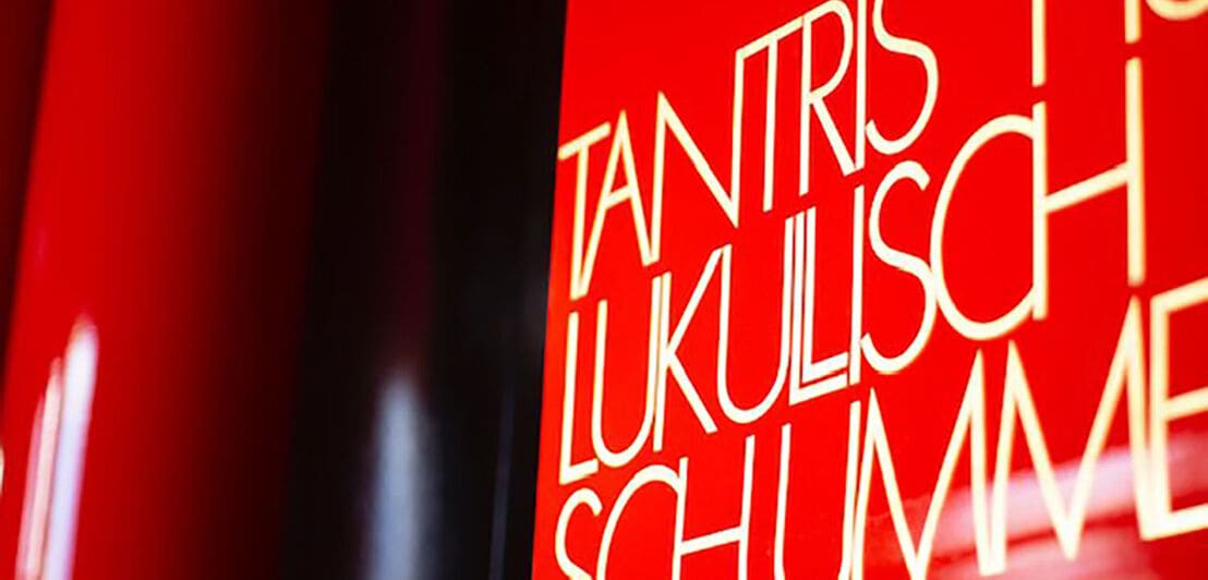 Rotes Schild mit dem Schriftzug des Restaurant Tantris in Nahaufnahme
