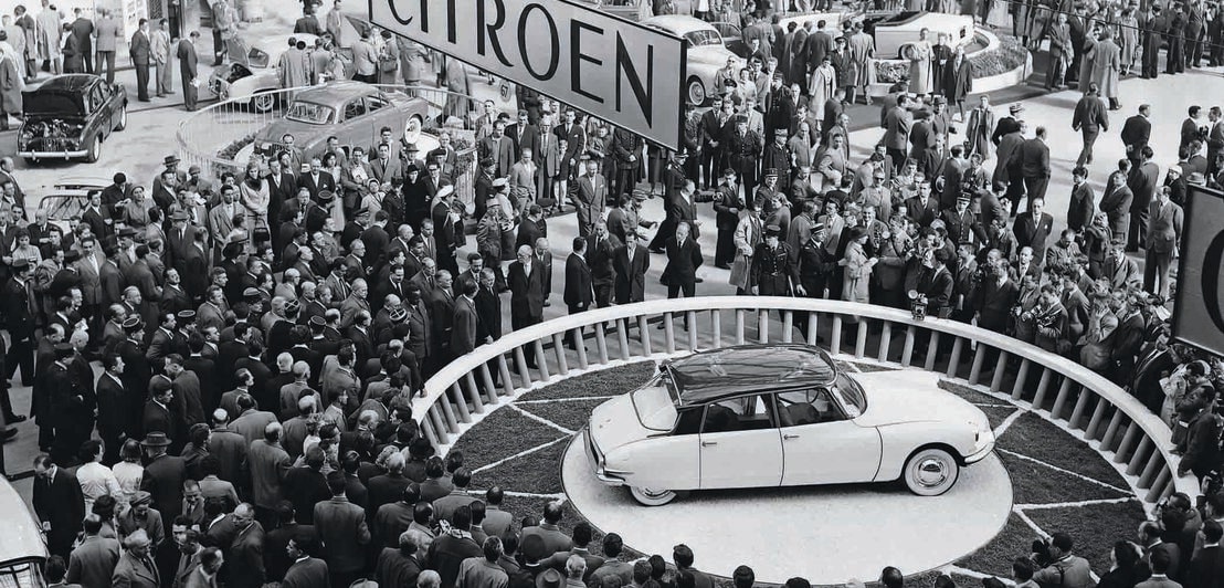Historisches Foto eines Automesse