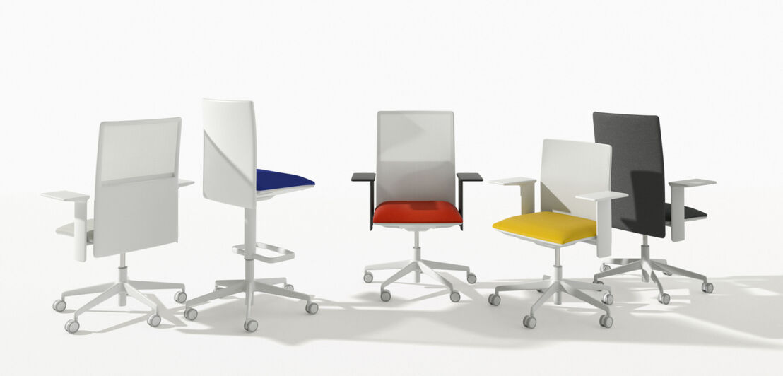 3D-Rendering von modernen Schreibtischstühlen mit Sitzpolstern in unterschiedlichen Farben