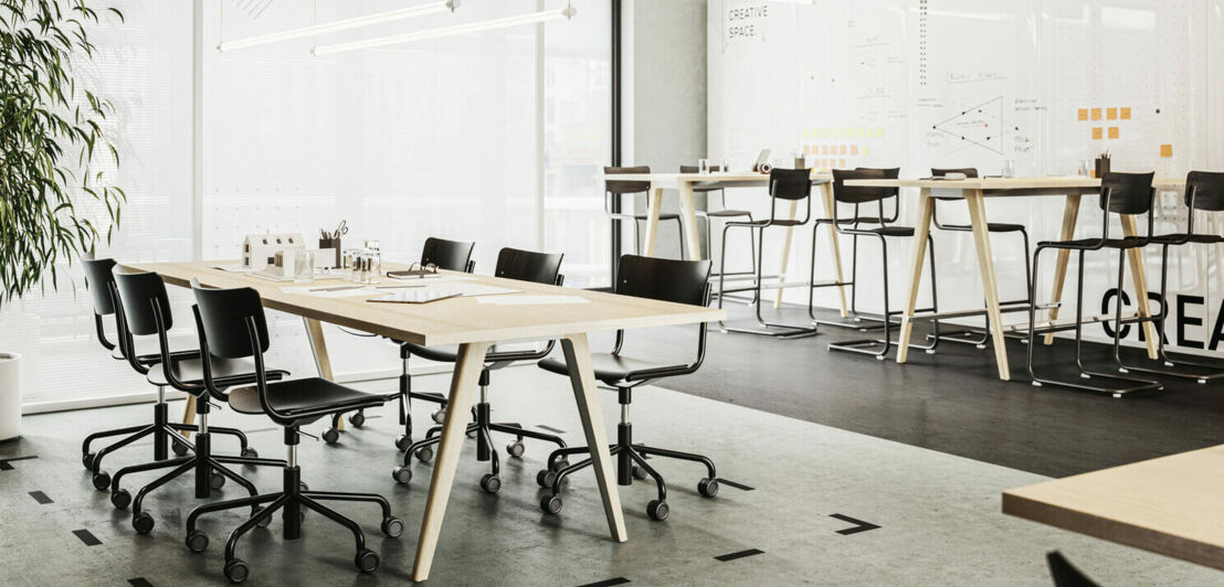 Moderner Konferenzraum mit schwarzen Bürostühlen im Thonet-Design