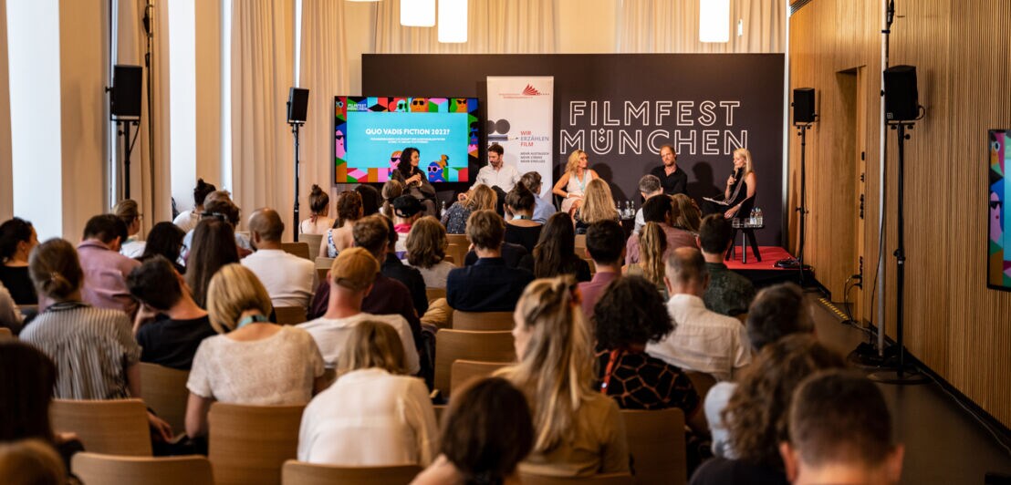 Eine Podiumsdiskussion mit Besuchern beim Filmfest München