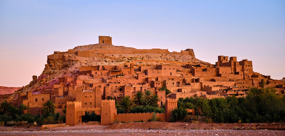 Marokkanische Festungsstadt aus ziegelroten, übereinander gebauten Lehmhäusern