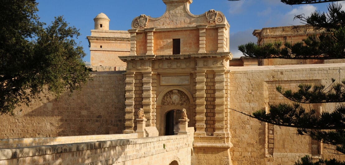 Ein barockes Festungstor aus hellem Sandstein