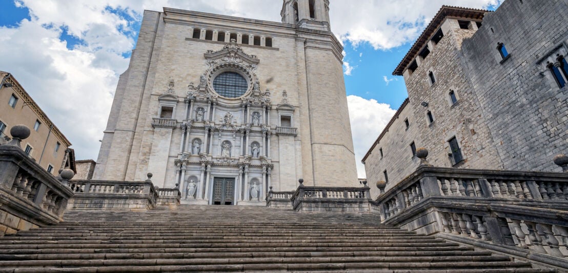 Fassade der Kathedrale von Girona mit Treppe aus der Froschperspektive