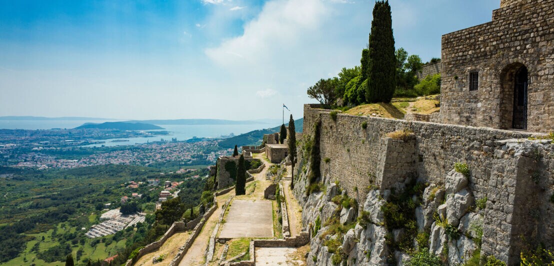 Eine mittelalterliche Festung mit Blick auf die Adriaküste