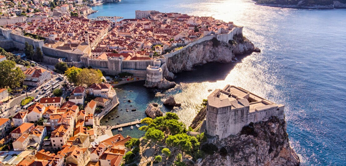 Luftaufnahme der Stadt Dubrovnik mit Festungsmauer an der Adriaküste