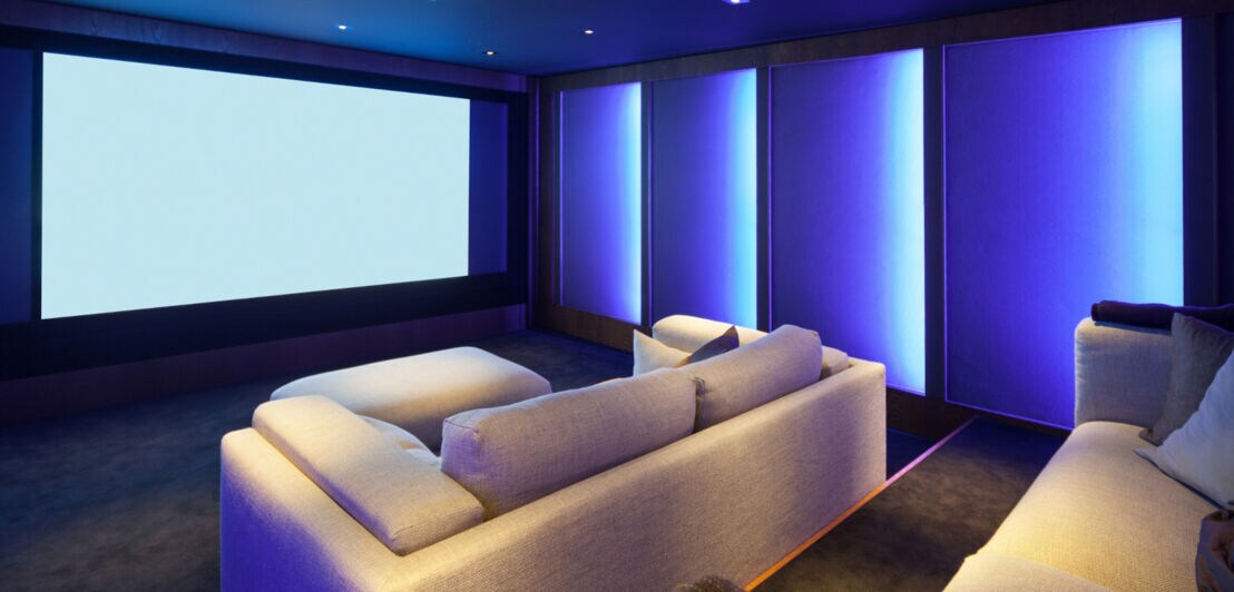 Blick auf einen privaten Kinosaal mit sechs Sitzplätzen