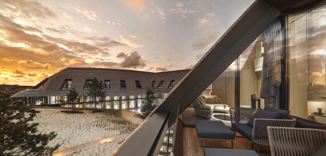 Einblick in eine luxuriöse Suite in einem Hotel mit Reetdach in den Dünen