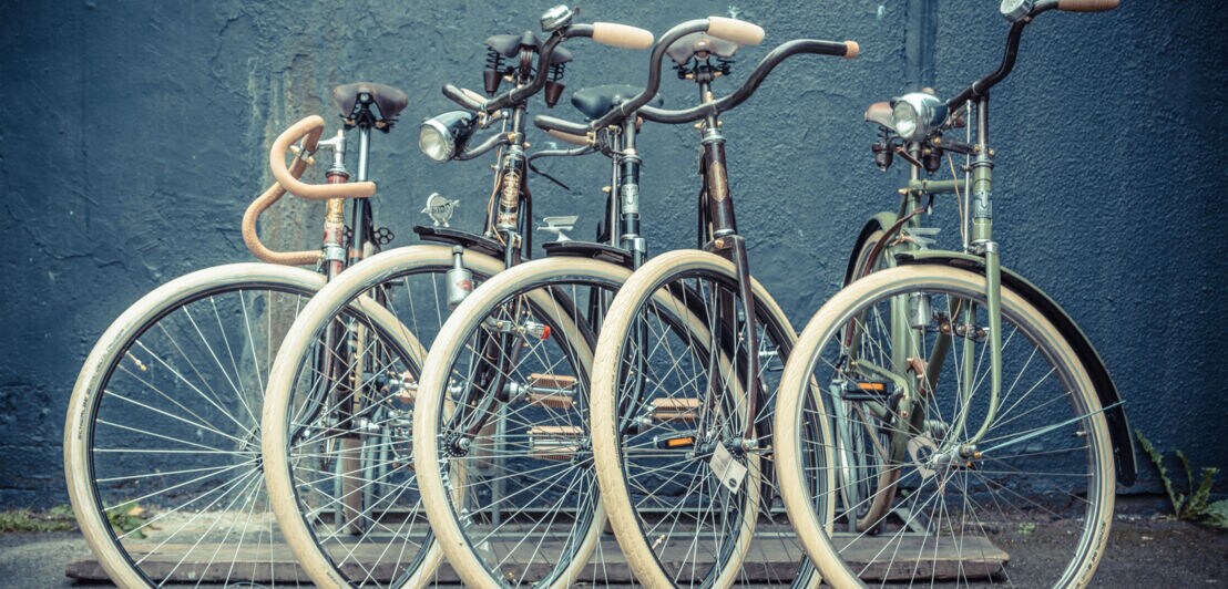 Fünf restaurierte Fahrräder