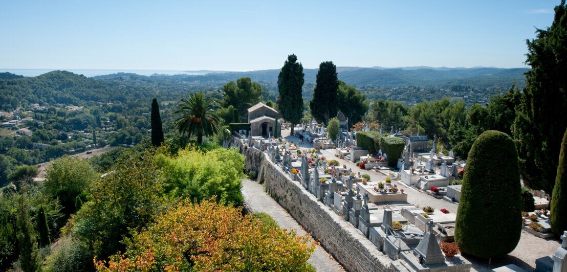 Friedhof von Saint-Paul de Vence mit der Mittelmeerküste im Hintergrund