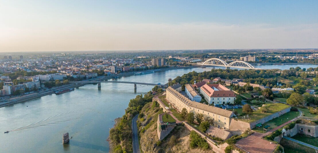 Blick von oben auf Novi Sad mit der Festung Petrovaradin im Vordergrund