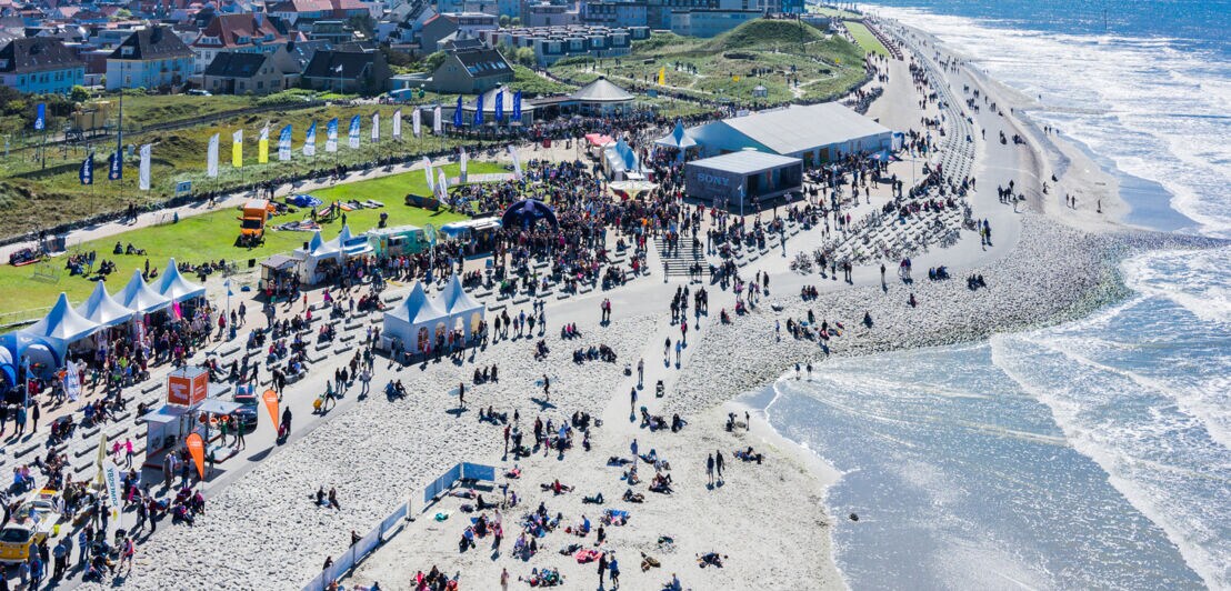 Pavillons und Menschen beim White Sands Festival auf der Ostfriesischen Insel Norderney