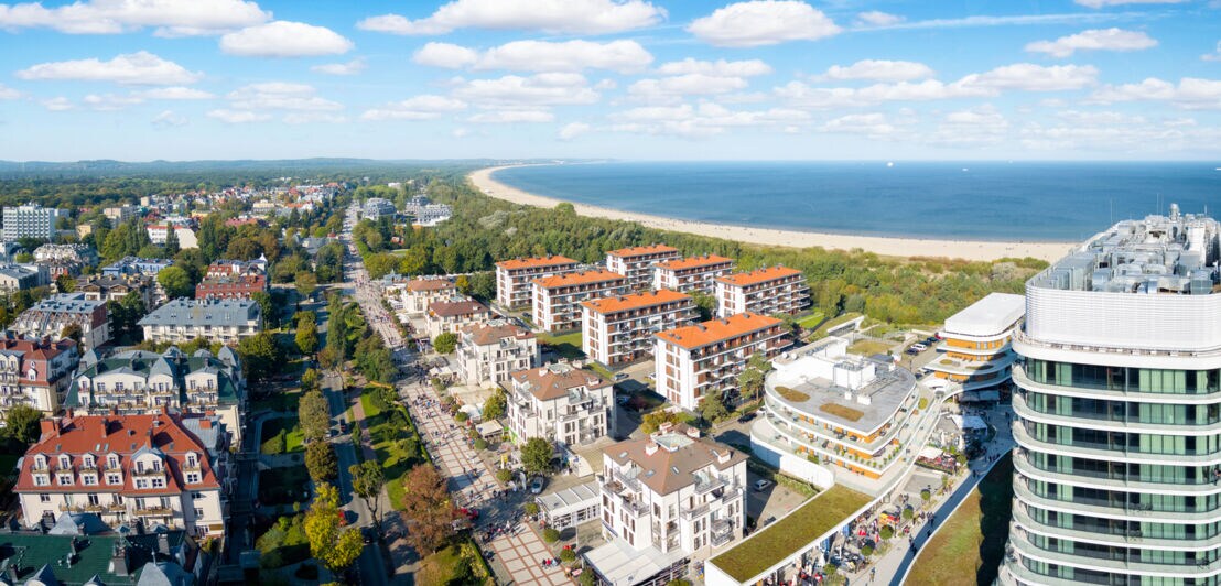 Luftbild einer Stadt mit weißen Häusern am Meer