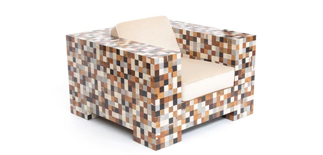 Ein quadratischer Sessel aus kleinen Holzwürfeln mit gepolsteter Sitzfläche und Rückenlehne.