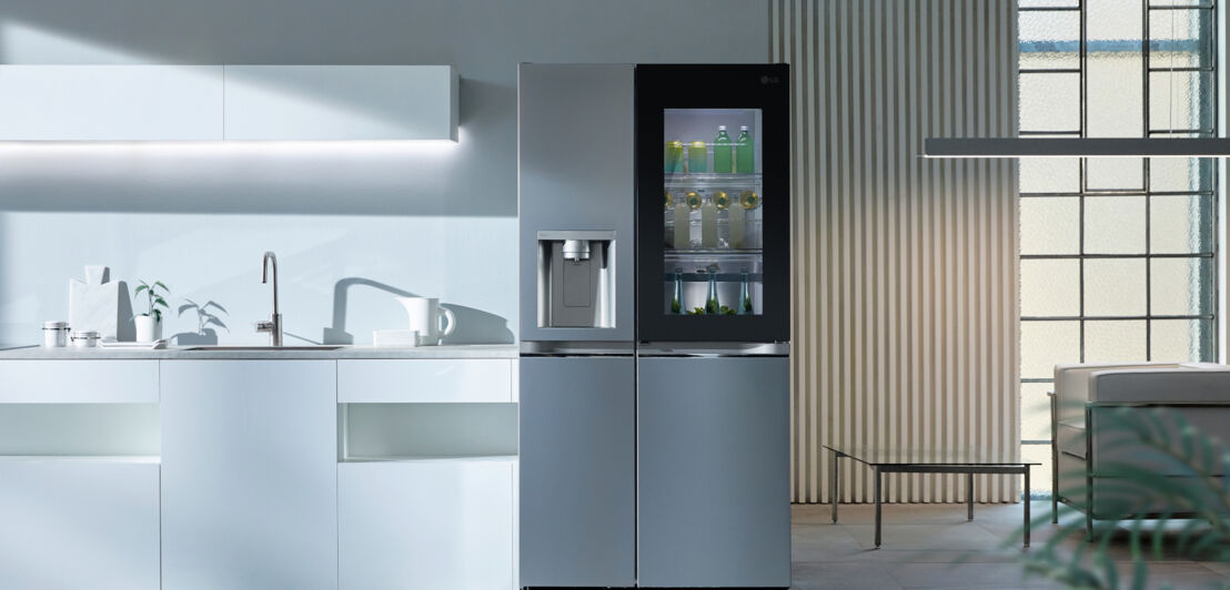 Offene Küche mit einem smarten Kühlschrank von LG