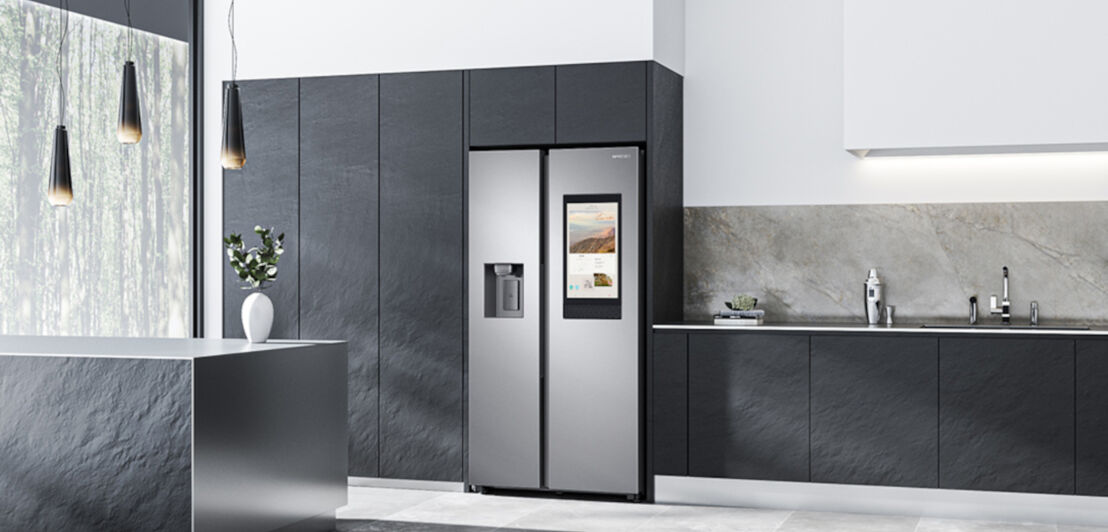 Granitfarbene offene Küche mit einem smarten Kühlschrank von Samsung