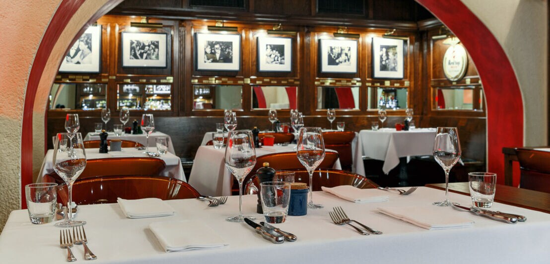 Innenraumaufnahme des Restaurants The Brooklyn mit elegant gedeckten Tischen