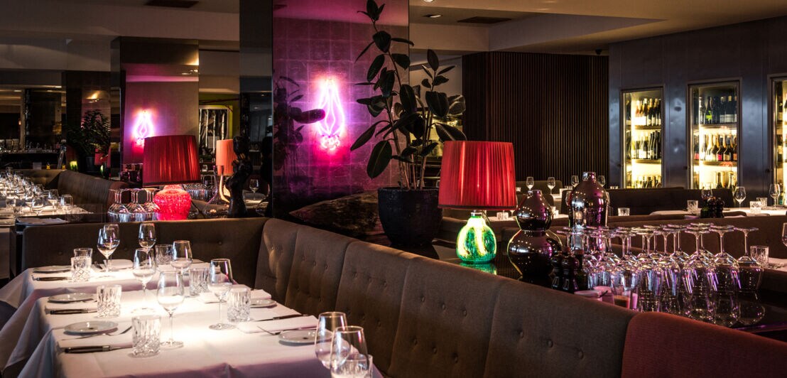 Innenraumaufnahme des Restaurants Grill Royal mit elegant gedeckten Tischen