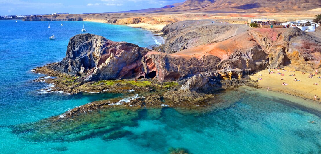 Die Playas de Papagayo im Süden von Lanzarote mit blauem Wasser und goldenem Strand