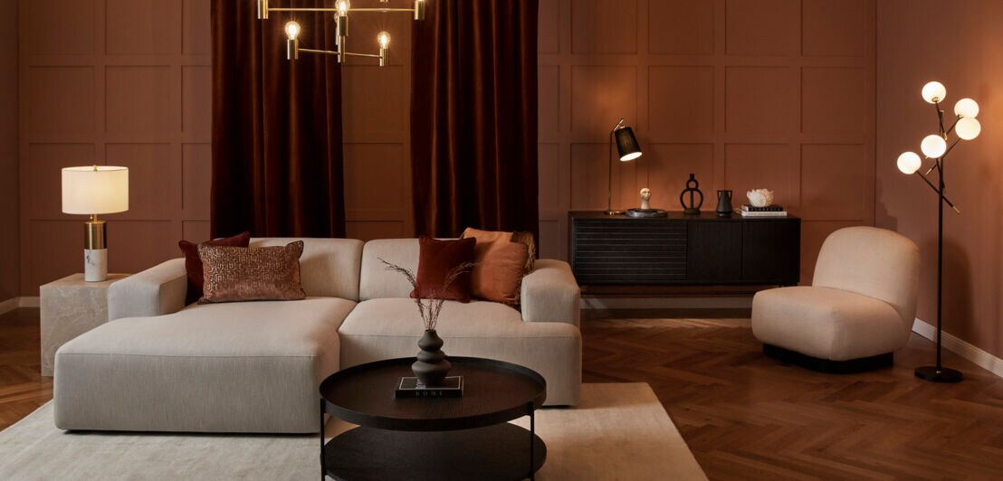 Ein modernes, stilvolles Wohnzimmer mit gedimmter Beleuchtung aus mehreren Lichtquellen