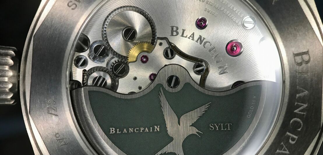 Der Gehäuseboden einer Blancpain-Uhr mit Vogelemblem.