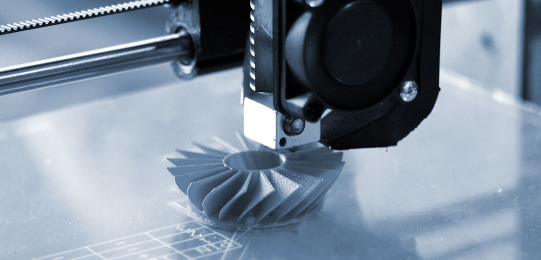 Ein 3D-Drucker druckt ein rundes Objekt aus Plastik 