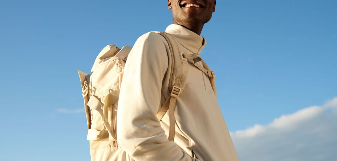 Ein männliches Model trägt einen Rucksack von pinqponq 