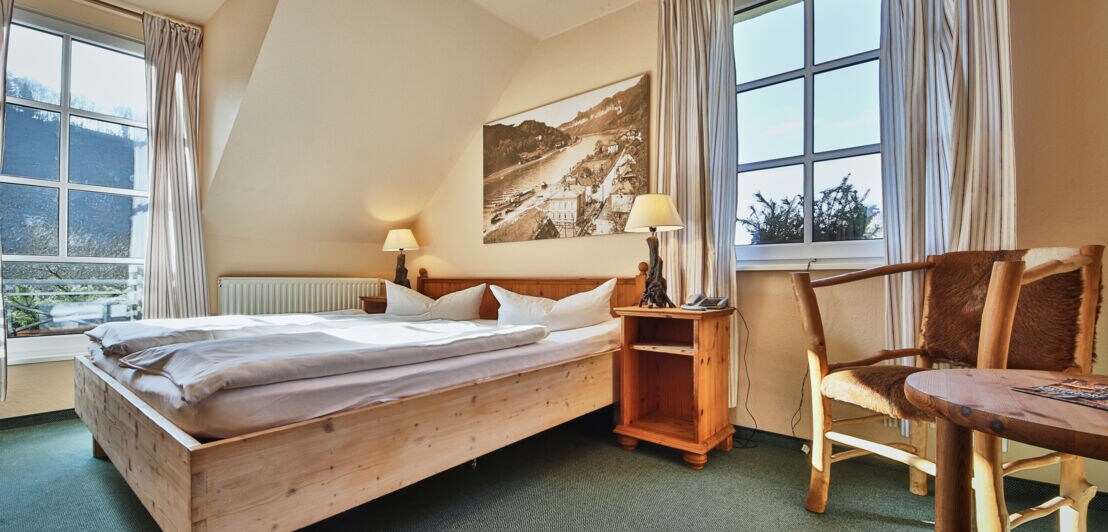Ein helles Hotelzimmer mit Holzmöbeln