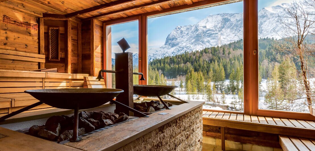 Eine luxuriöse Sauna mit Panoramablick in eine verschneite Berglandschaft