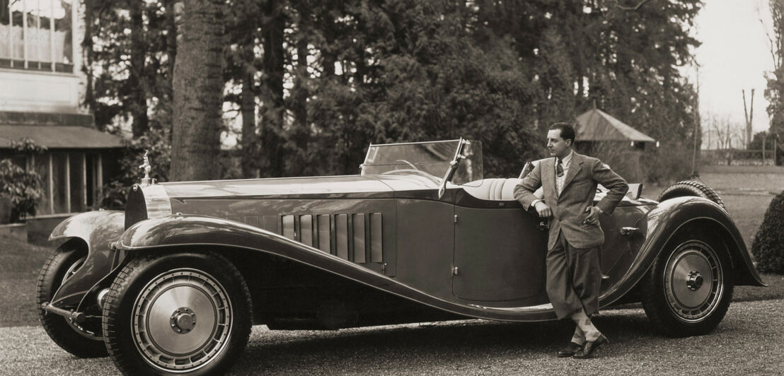 Historisches Foto eines Mannes an einem Auto