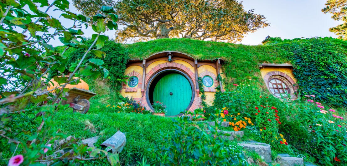 Hobbit-Haus mit der typischen grünen runden Tür