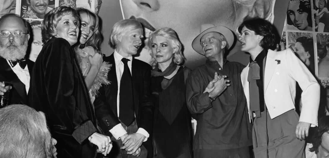 Schwarweiß-Bild mit Lorna Luft, Jerry Hall, Andy Warhol, Debbie Harry, Truman Capote and Paloma Picasso im Studio 54.
