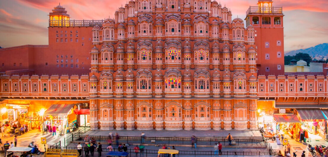 Der Palast der Winde in Jaipur, Indien bei Sonnenuntergang.