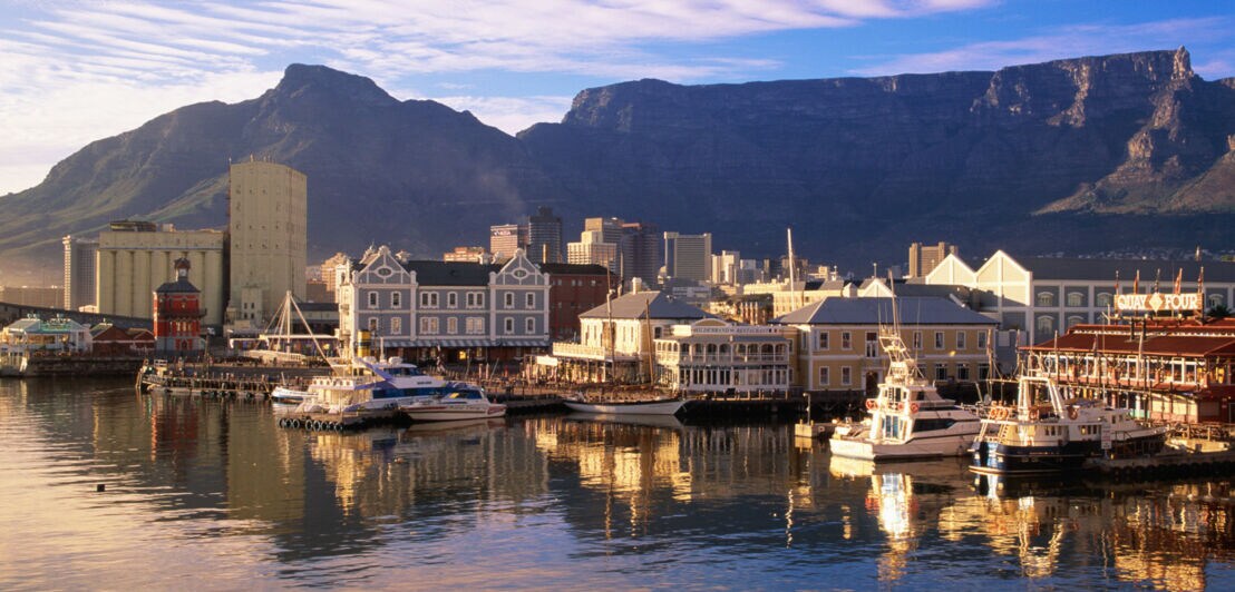 Die Waterfront von Kapstadt mit dem Tafelberg im Hintergrund