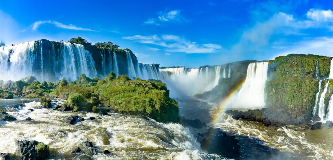 Panorama des großen Iguazu-Wasserfalls mit Regenbogen