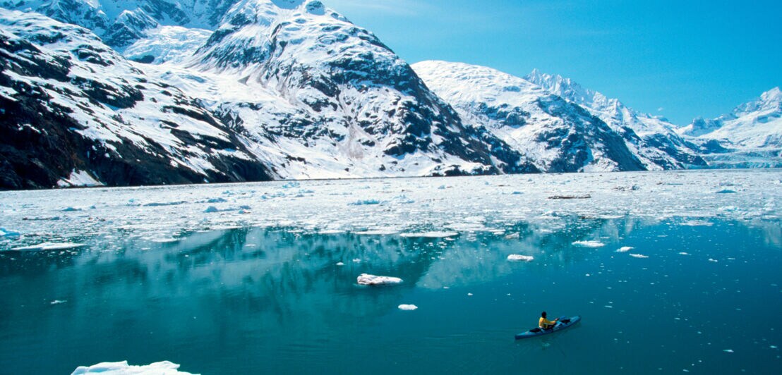 Ein Boot im Eismeer vor Felsen