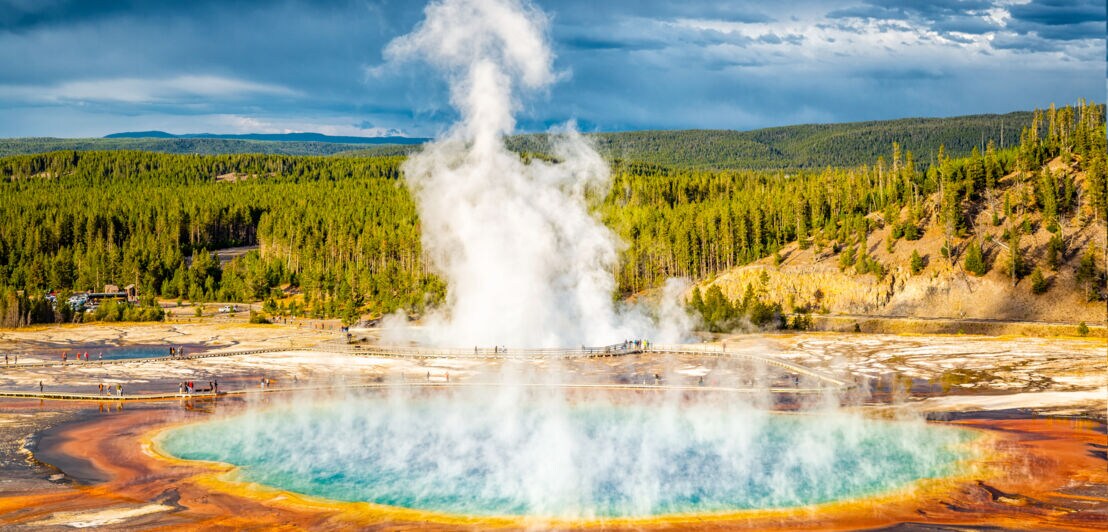 Eine Thermalquelle im Yellowstone-Nationalpark, aus der Dampf emporsteigt.
