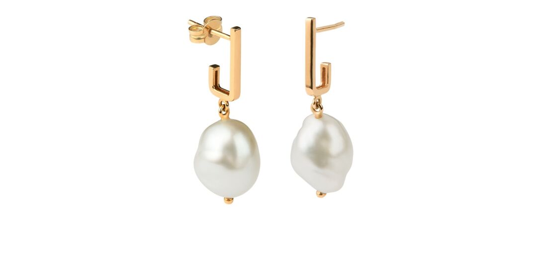 Hängende Ohrringe aus ungleichmäßigen, weißen Perlen und goldenen, J-förmigen Ohrsteckern.