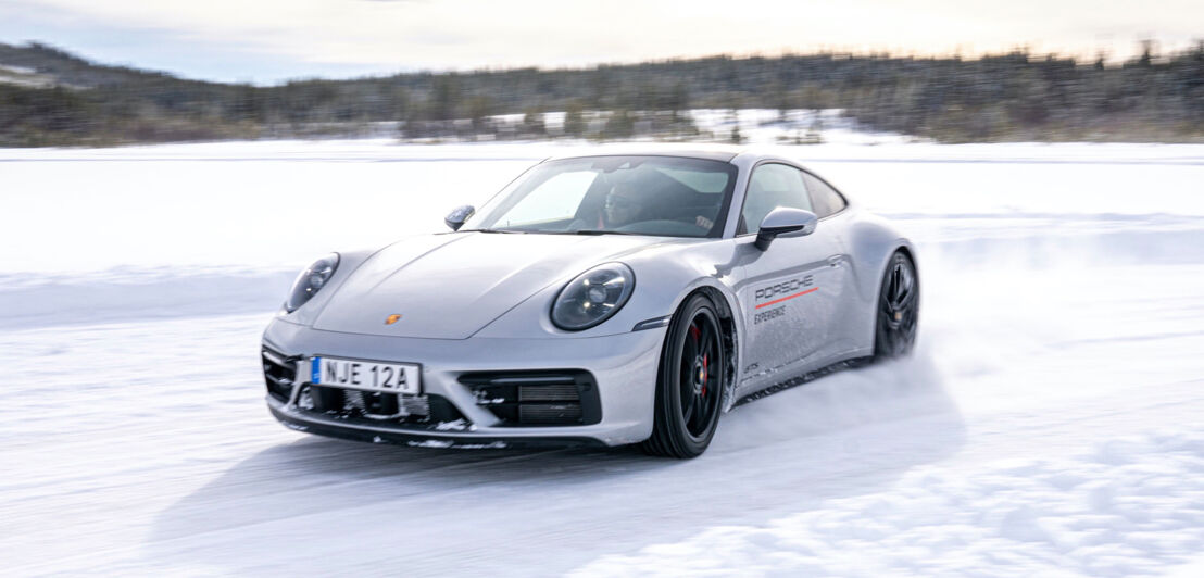 Ein Porsche driftet auf Eis.