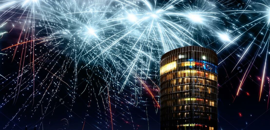 Das markante Hochhaus KölnTriangle mit Feuerwerk im Hintergrund