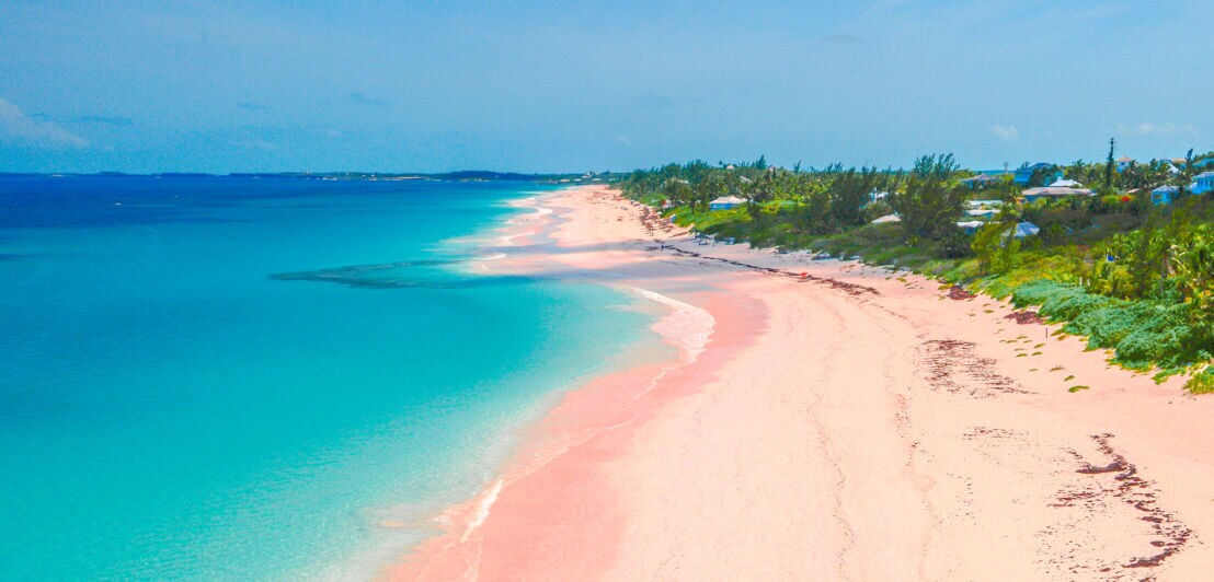 Luftaufnahme vom Pink Beach auf den Bahamas