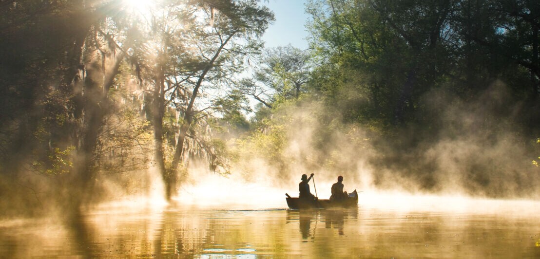 Ein Kanu im Morgennebel im Everglades-Nationalpark