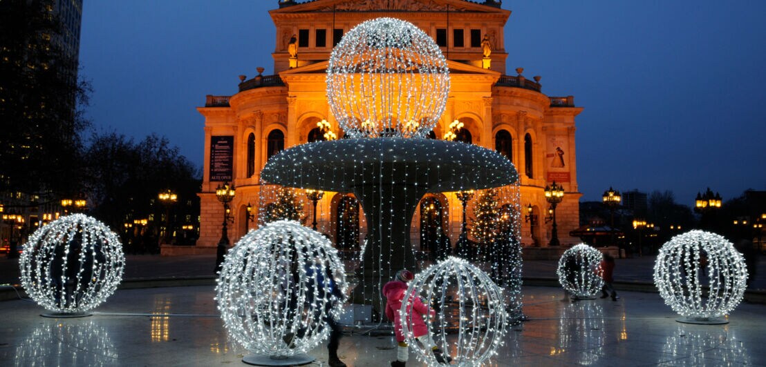Weihnachtliche Lichter auf einem Platz vor der Alten Oper in Frankfurt/Main.
