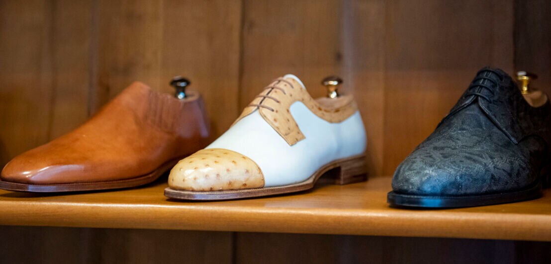 Schuhe im Regal bei der Hamburger Maßschuhmacherei Klemann Shoes